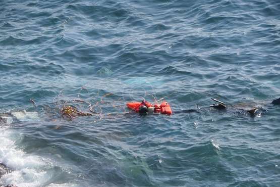 La pequeña embarcación que chocó contra la escollera del muelle de Salinetas se hundió por completo/TA.
